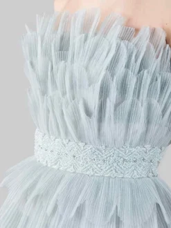 ABITO LUNGO IN PETALI DI TULLE GRIGIO CON CINTURA GIOIELLO