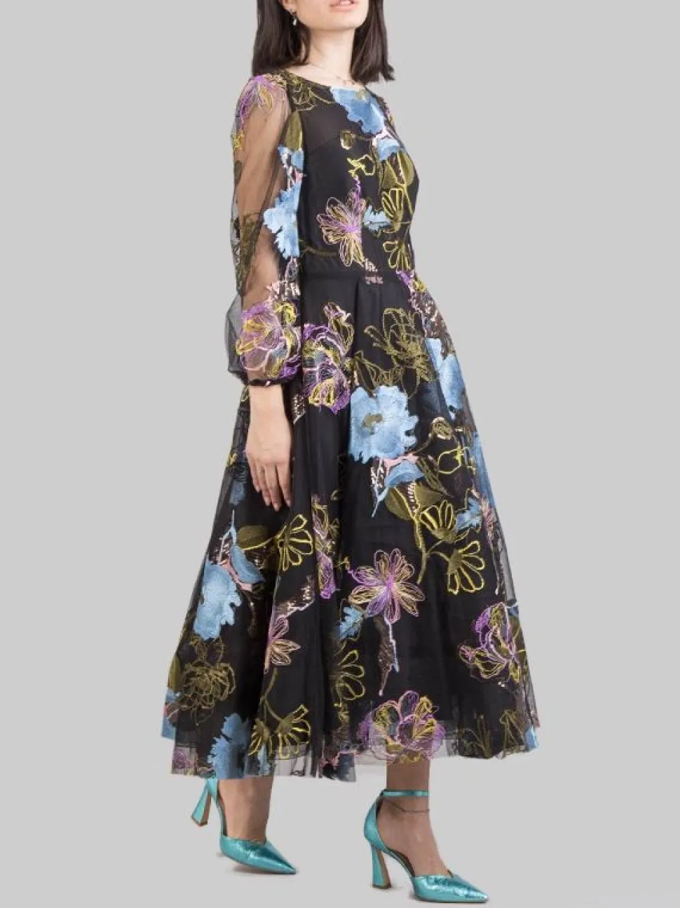 ABITO MIDI A FANTASIA SU FONDO NERO CON FIORI RICAMATI E PAILLETTES