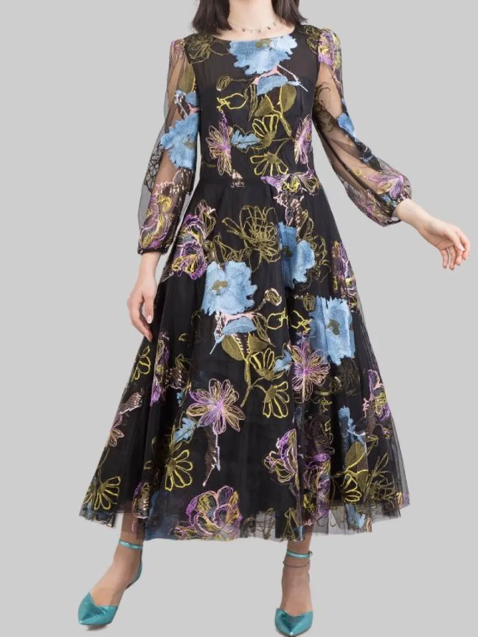 ABITO MIDI A FANTASIA SU FONDO NERO CON FIORI RICAMATI E PAILLETTES