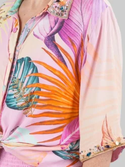 CAMICIA A FANTASIA IN MISTO SETA DECORATA CON PERLINE, STRASS E CRISTALLI COLORATI