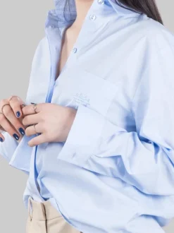 CAMICIA OVERSIZE IN POPELINE DI COTONE CELESTE CON TASCHINO