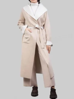 CAPPOTTO A VESTAGLIA BEIGE CON AMPIO COLLO SCIALLATO E CINTURA IN VITA