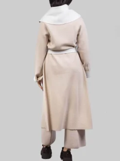 CAPPOTTO A VESTAGLIA BEIGE CON AMPIO COLLO SCIALLATO E CINTURA IN VITA