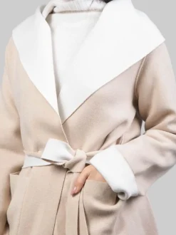 CAPPOTTO A VESTAGLIA BEIGE CON AMPIO COLLO SCIALLATO E CINTURA IN VITA
