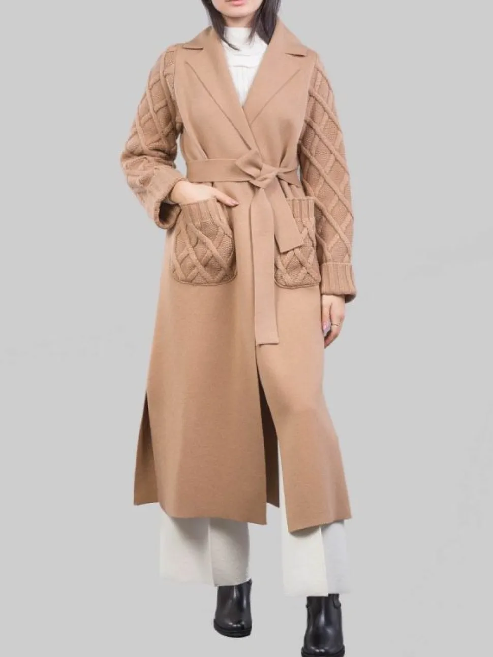 CAPPOTTO CAMMELLO A VESTAGLIA CON INSERTI IN MAGLIA INTRECCIATA E CINTURA IN VITA