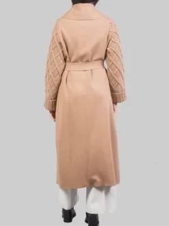 CAPPOTTO CAMMELLO A VESTAGLIA CON INSERTI IN MAGLIA INTRECCIATA E CINTURA IN VITA