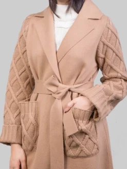 CAPPOTTO CAMMELLO A VESTAGLIA CON INSERTI IN MAGLIA INTRECCIATA E CINTURA IN VITA