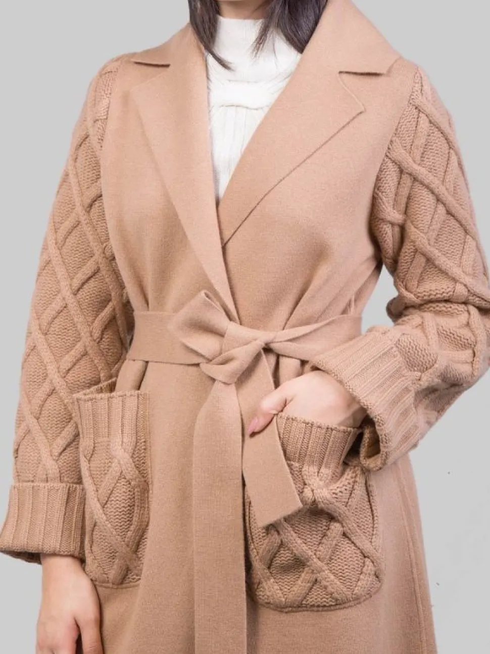 CAPPOTTO CAMMELLO A VESTAGLIA CON INSERTI IN MAGLIA INTRECCIATA E CINTURA IN VITA