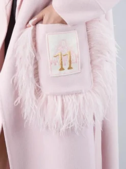 CAPPOTTO LUNGO IN LANA ROSA CON TASCHE PROFILATE DI PIUME