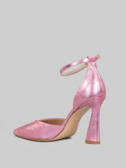 DÉCOLLETÉ IN PELLE LAMINATA FUXIA CON CINTURINO ALLA CAVIGLIA