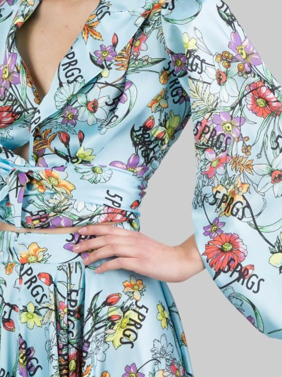 GIACCA CORTA IN TWILL A FANTASIA FLOREALE CON NODO IN VITA