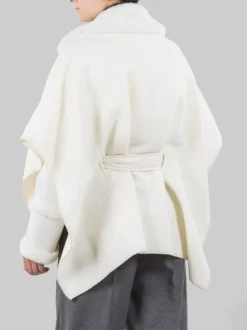 GIACCA MODELLO MANTELLA REALIZZATA CON INSERTI IN ECO PELLICCIA E MONTONE