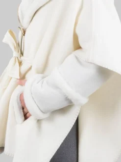 GIACCA MODELLO MANTELLA REALIZZATA CON INSERTI IN ECO PELLICCIA E MONTONE
