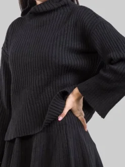 MAGLIA A COLLO ALTO NERA IN TESSUTO A COSTINE