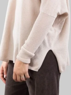 MAGLIA BEIGE CHIARO GIROCOLLO MODELLO BOXY IN CASHMERE