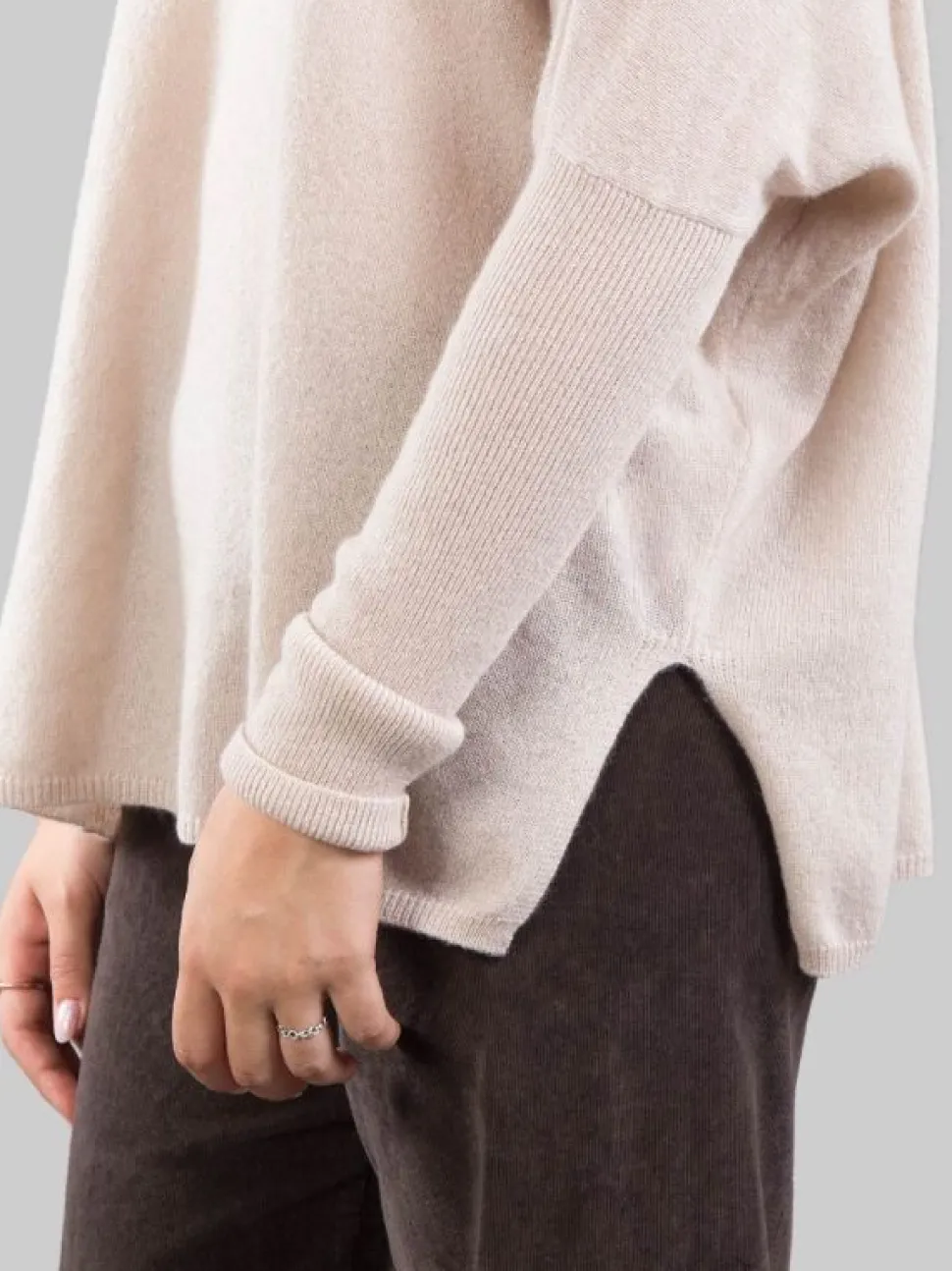 MAGLIA BEIGE CHIARO GIROCOLLO MODELLO BOXY IN CASHMERE