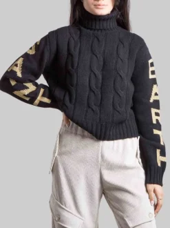 MAGLIA DOLCEVITA IN MISTO CACHEMIRE NERA CON SCRITTA ORO SULLE MANICHE