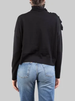 MAGLIA DOLCEVITA NERA IN LANA CON RUCHE DECORATIVA SULLA SPALLA
