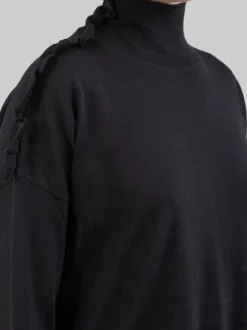 MAGLIA DOLCEVITA NERA IN LANA CON RUCHE DECORATIVA SULLA SPALLA