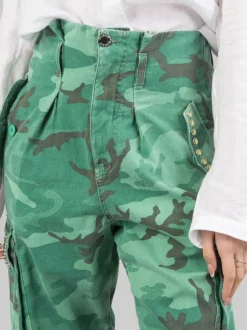 PANTALONI CARGO IN COTONE STAMPA MILITARE CON BORCHIE E STRASS
