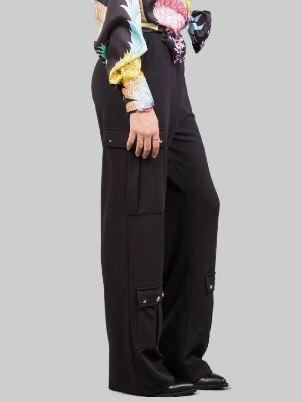 PANTALONI CARGO NERI CON STELLE APPLICATE