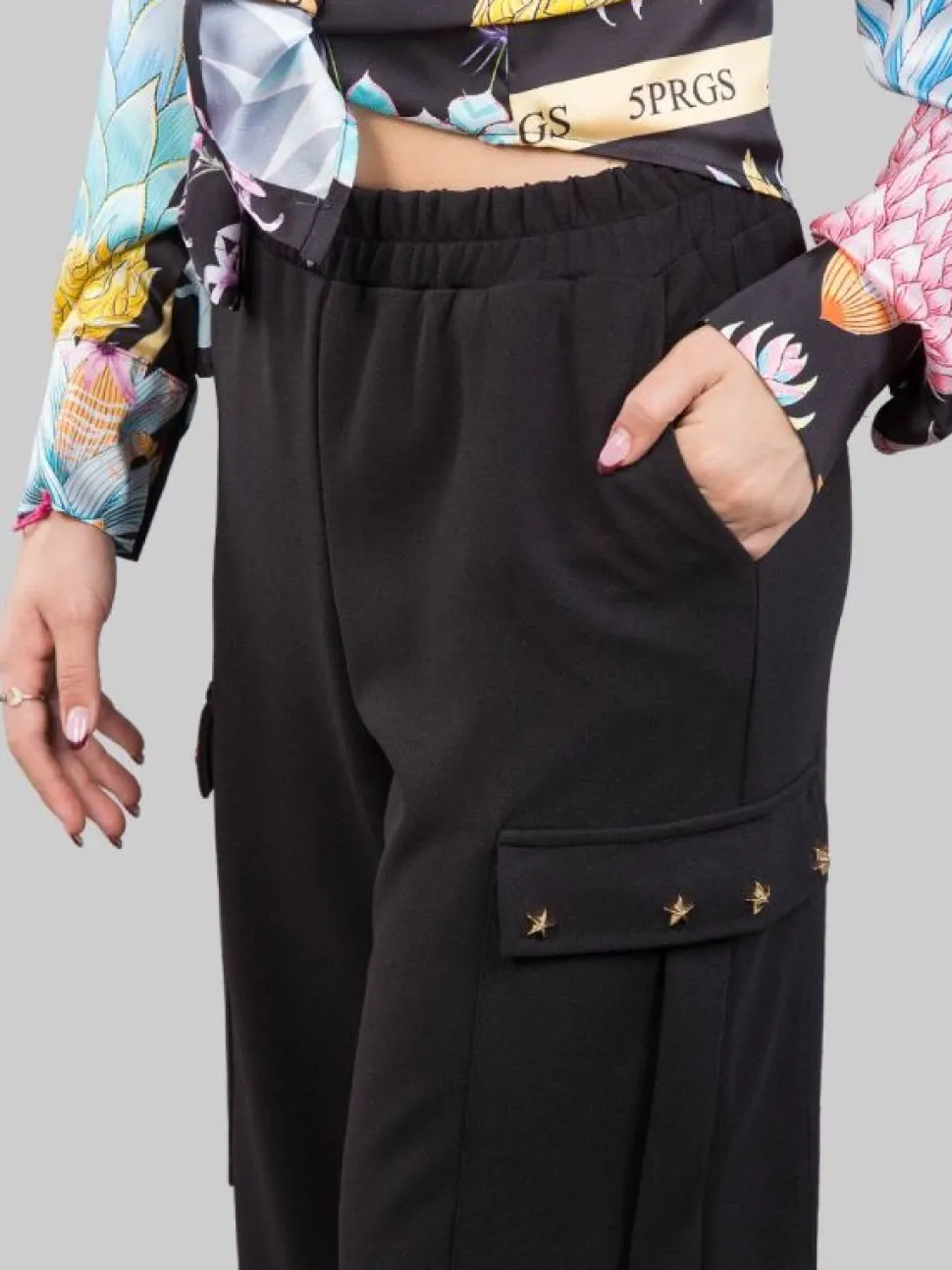 PANTALONI CARGO NERI CON STELLE APPLICATE