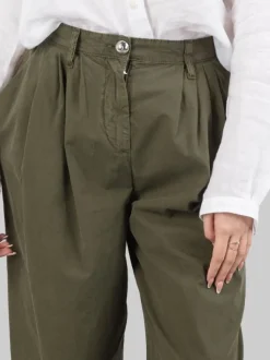 PANTALONI CROPPED IN MORBIDO COTONE A VITA ALTA CON PINCES