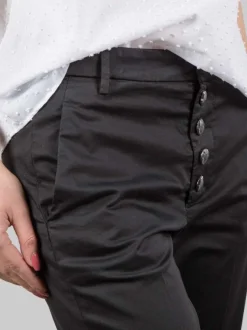PANTALONI NIMA NERI IN COTONE ELASTICIZZATO CON BOTTONI GIOIELLO