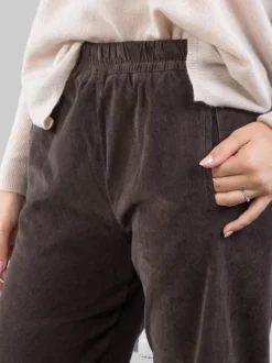 PANTALONI RELAXED MARRONE CAFFÈ A COSTINE CON ELASTICO IN VITA