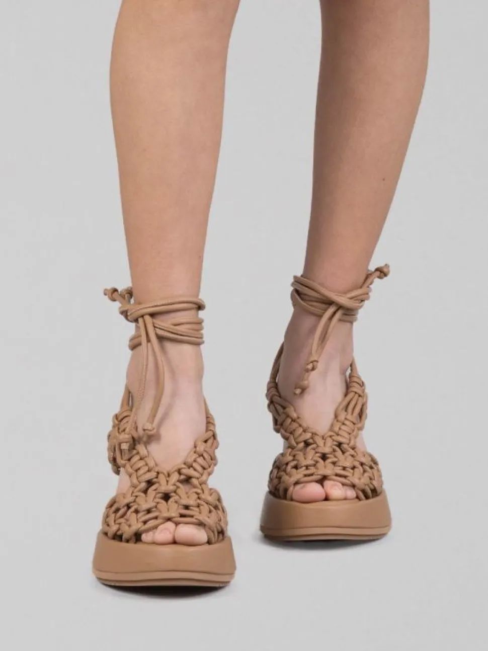 SANDALI ALTI IN PELLE INTRECCIATA CON ZEPPA