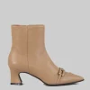 STIVALETTI NOCCIOLA IN PELLE LISCIA CON ACCESSORIO METALLICO TONO SU TONO