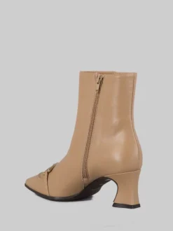 STIVALETTI NOCCIOLA IN PELLE LISCIA CON ACCESSORIO METALLICO TONO SU TONO
