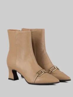 STIVALETTI NOCCIOLA IN PELLE LISCIA CON ACCESSORIO METALLICO TONO SU TONO