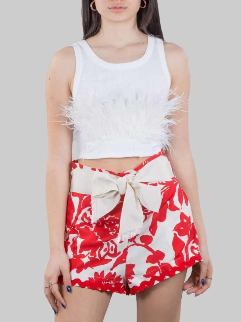 TOP CORTO SMANICATO BIANCO CON PIUME DI STRUZZO