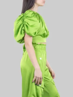 TOP CORTO VERDE IN RASO CON SCOLLATURA SULLA SCHIENA E MANICHE A PALLONCINO