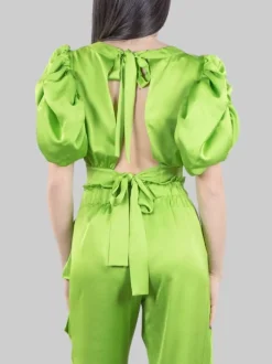 TOP CORTO VERDE IN RASO CON SCOLLATURA SULLA SCHIENA E MANICHE A PALLONCINO