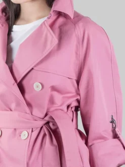 TRENCH CORTO DOPPIOPETTO IN COTONE ROSA CON CINTURA IN VITA