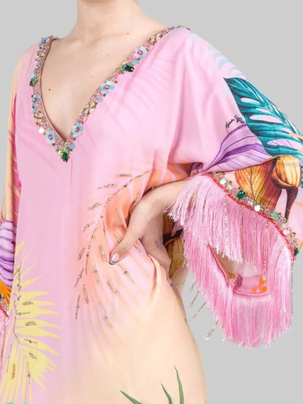 ABITO CORTO IN MISTO SETA CON DECORAZIONI IN PERLINE, CRISTALLI COLORATI, STRASS E FRANGE IN TESSUTO