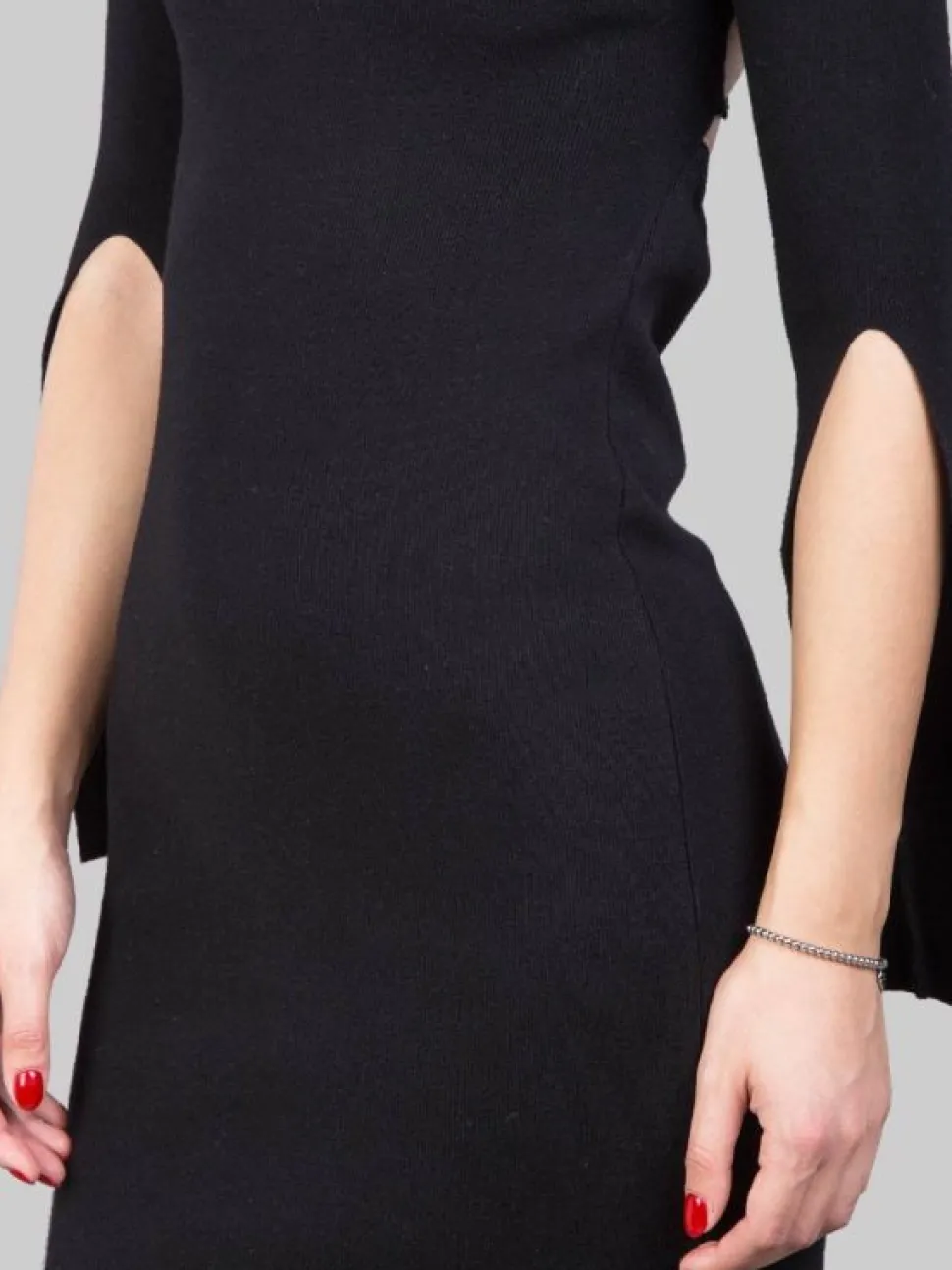 ABITO IN MAGLIA A COSTINE NERO CON SCOLLATURA SULLA SCHIENA