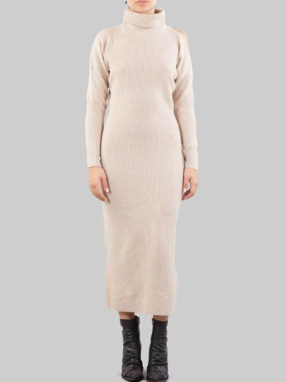 ABITO MIDI BEIGE A COSTINE CON COLLO ALTO E APERTURA SULLA SPALLA