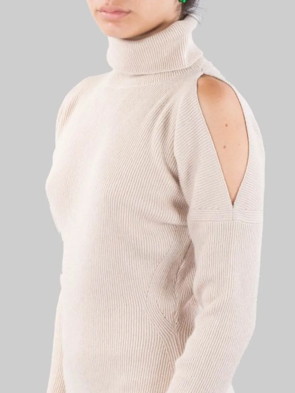 ABITO MIDI BEIGE A COSTINE CON COLLO ALTO E APERTURA SULLA SPALLA