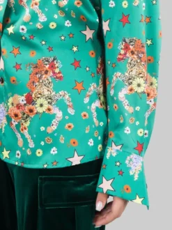 CAMICIA A FANTASIA FIORI E STELLE SU FONDO VERDE