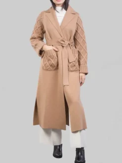 CAPPOTTO CAMMELLO A VESTAGLIA CON INSERTI IN MAGLIA INTRECCIATA E CINTURA IN VITA
