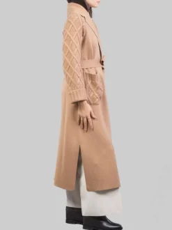 CAPPOTTO CAMMELLO A VESTAGLIA CON INSERTI IN MAGLIA INTRECCIATA E CINTURA IN VITA