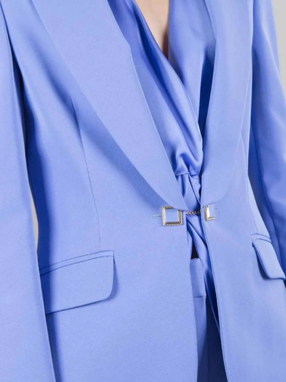 GIACCA MONOPETTO BLU PERVINCA CON BOTTONE GIOIELLO