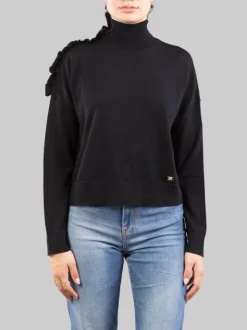 MAGLIA DOLCEVITA NERA IN LANA CON RUCHE DECORATIVA SULLA SPALLA