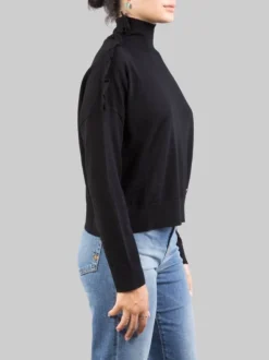 MAGLIA DOLCEVITA NERA IN LANA CON RUCHE DECORATIVA SULLA SPALLA