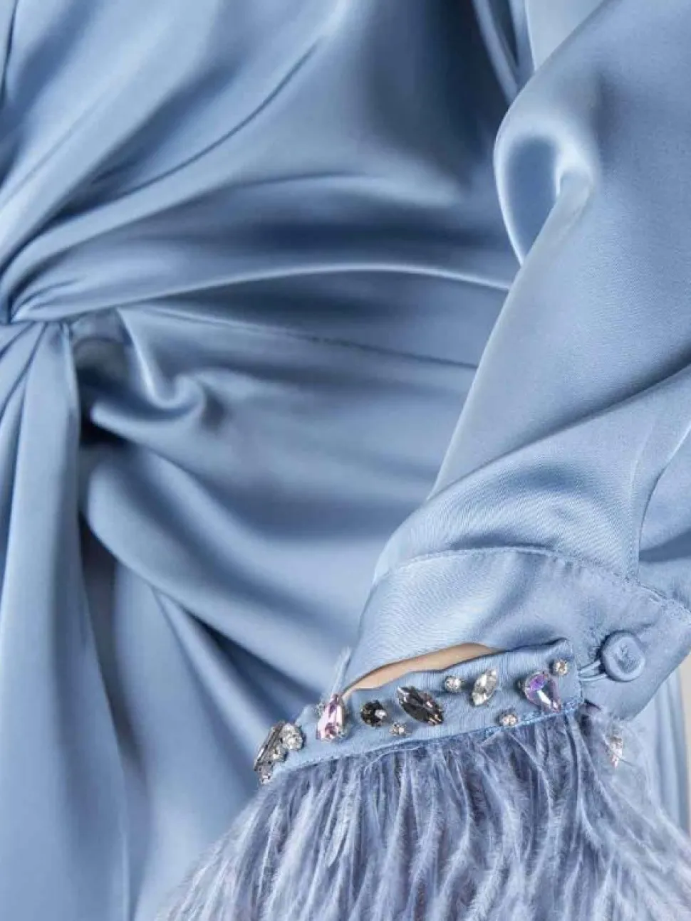 MINI ABITO CELESTE POLVERE CON APPLICAZIONI DI PIUME E STRASS