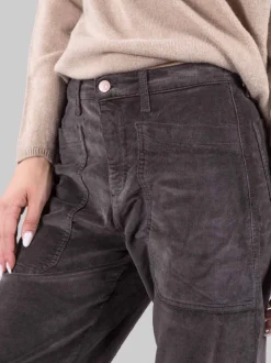 Pantaloni carrot