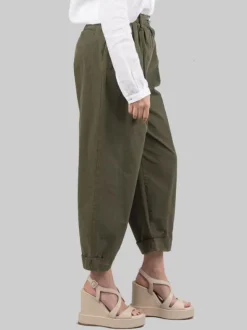 PANTALONI CROPPED IN MORBIDO COTONE A VITA ALTA CON PINCES